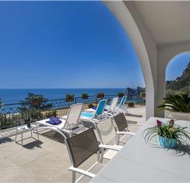 4 bedroom with pool and panoramic sea views near Serrento, sleeps 10